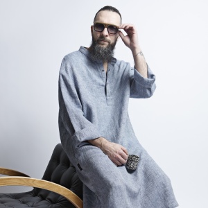 KOOS_mensdress_blue_sitting2.jpg
