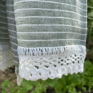 KOOS_small_towel_green_lace_hang2.jpg