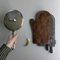 Leather Oven Mitten. Brown